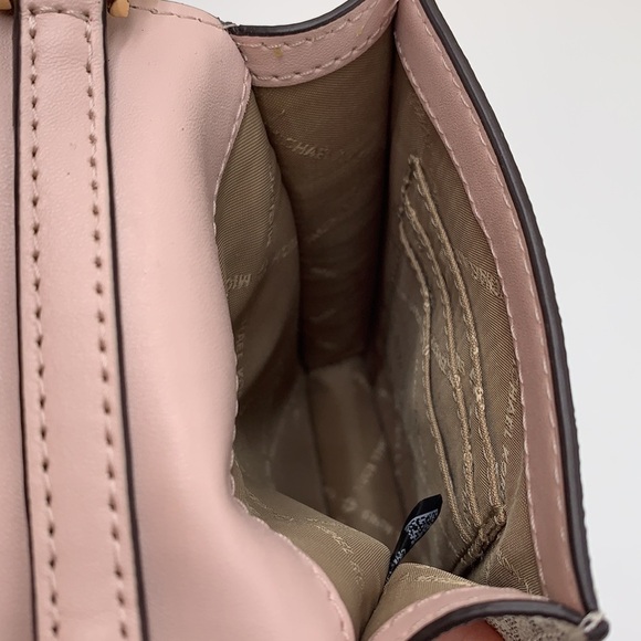 NWT Michael Kors Carmen Small NS Logo
Smartphone Crossbody VANILLA/PINK COLOR - Picture 13 of 15